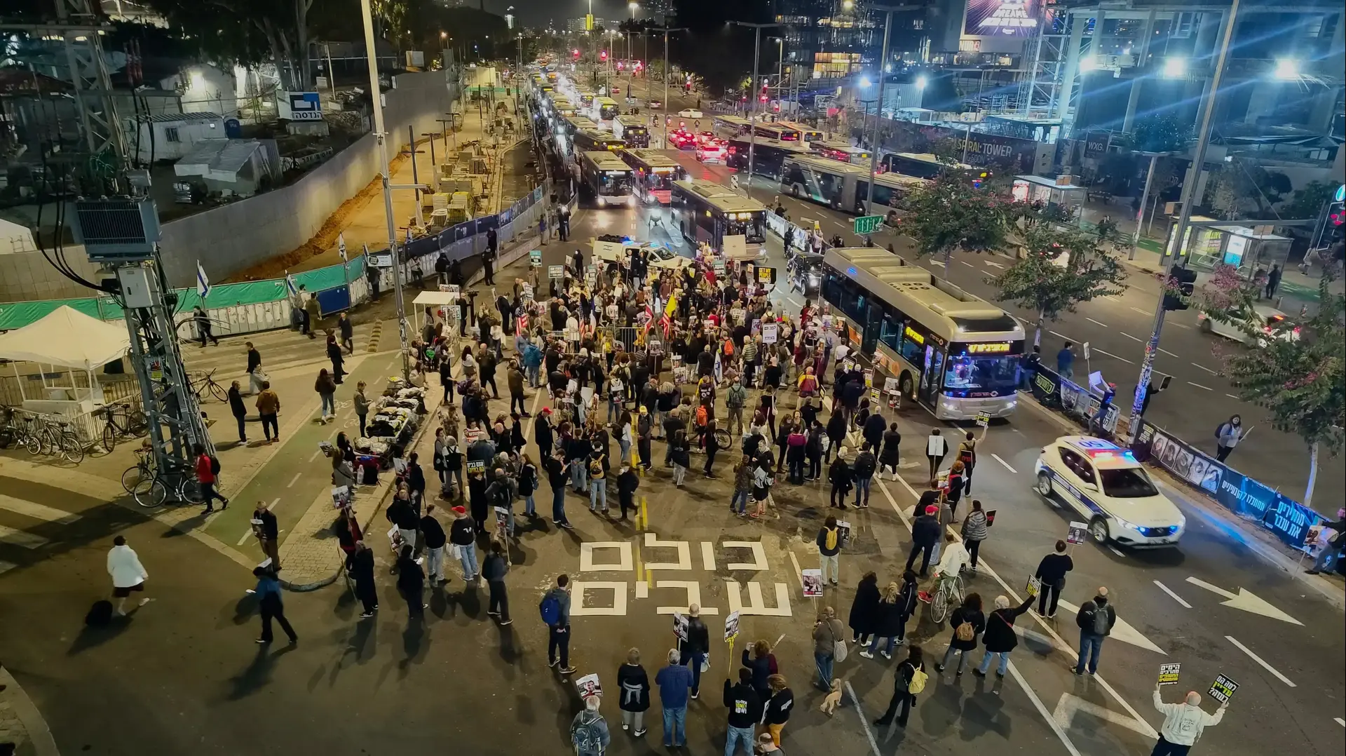 הפגנה למען שחרור החטופים ובעד העסקה, שער בגין, 15 בינואר 2025 הפגנה למען שחרור החטופים ובעד העסקה, שער בגין, 15 בינואר 2025