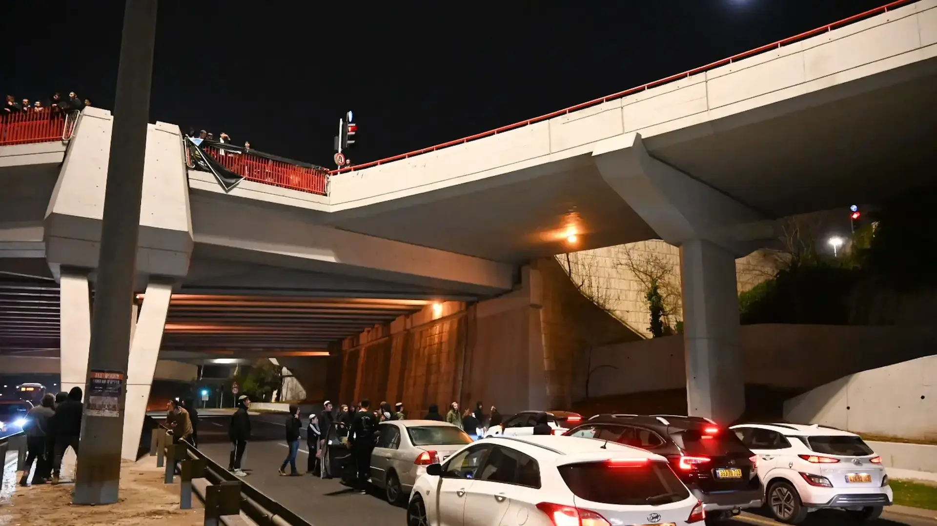 הפגנה נגד שחרור מחבלים בעסקה, כביש בגין ירושלים, 15 בינואר 2025 הפגנה נגד שחרור מחבלים בעסקה, כביש בגין ירושלים, 15 בינואר 2025