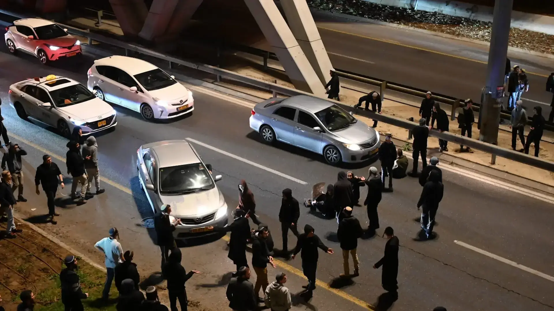 הפגנה נגד שחרור מחבלים בעסקה, כביש בגין ירושלים, 15 בינואר 2025 הפגנה נגד שחרור מחבלים בעסקה, כביש בגין ירושלים, 15 בינואר 2025