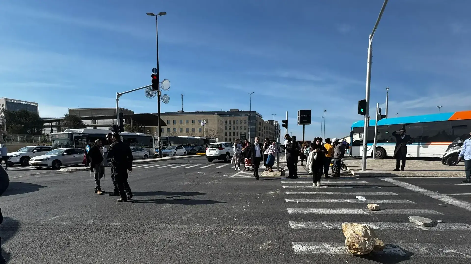 סלעים על הכביש כחלק מחסימות מפגינים בכביש כניסה לירושלים, צומת הסינמה סיטי בירושלים , 16 בינואר 2025 סלעים על הכביש כחלק מחסימות מפגינים בכביש כניסה לירושלים, צומת הסינמה סיטי בירושלים , 16 בינואר 2025