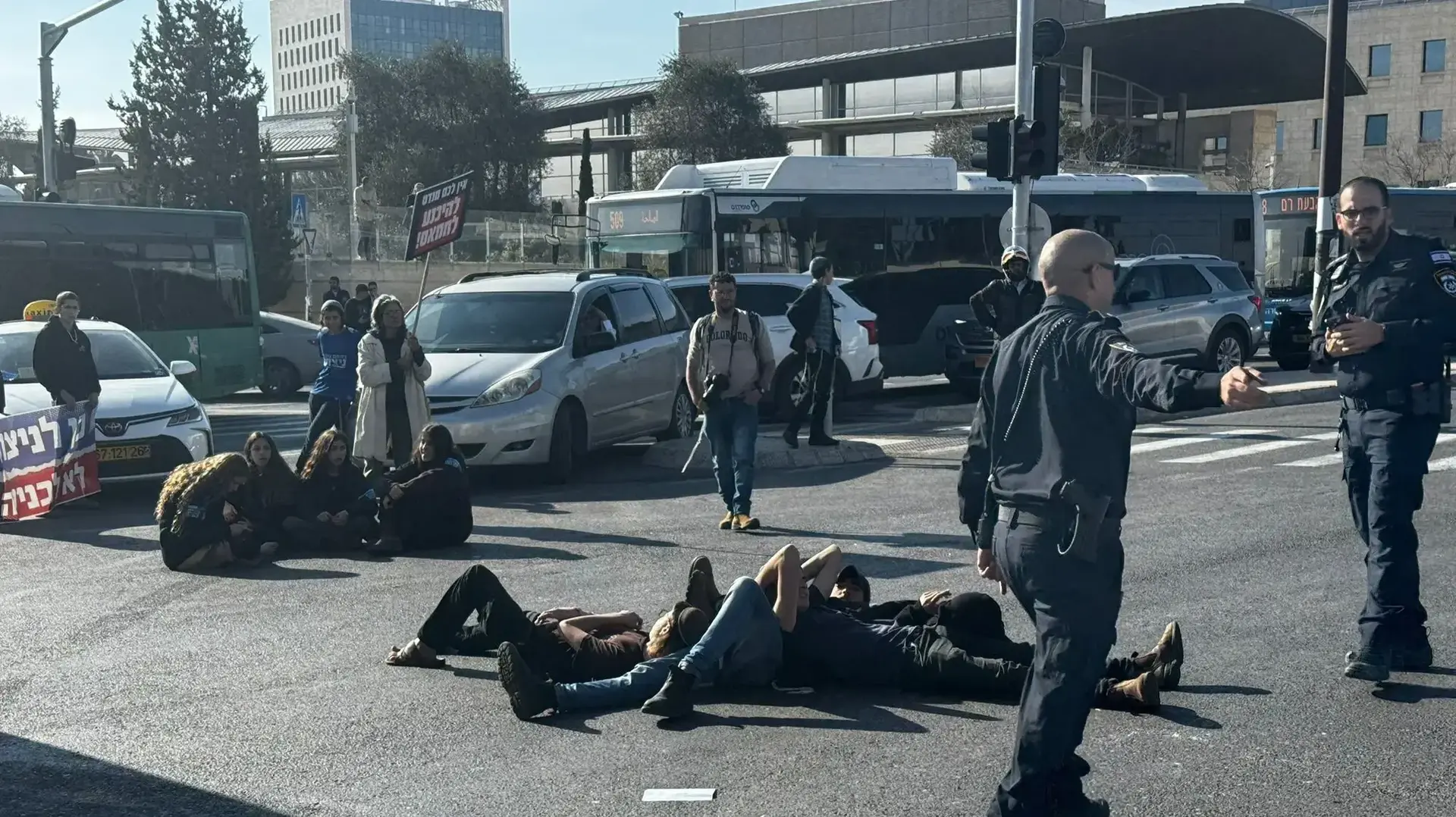 מפגינים חוסמים את הכביש כניסה לירושלים, צומת הסינמה סיטי בירושלים , 16 בינואר 2025 מפגינים חוסמים את הכביש כניסה לירושלים, צומת הסינמה סיטי בירושלים , 16 בינואר 2025