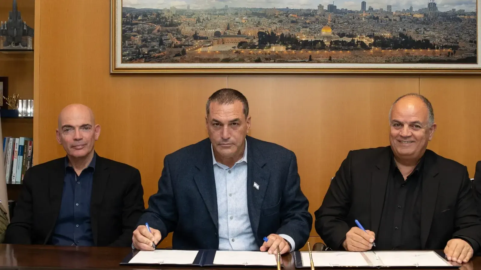 יואב תורג׳מן, מנכ״ל משרד הביטחון, אלוף (מיל') אייל זמיר, ראש מפא"ת במשרד הביטחון, תא"ל (מיל') ד"ר דני גולד יואב תורג׳מן, מנכ״ל משרד הביטחון, אלוף (מיל') אייל זמיר, ראש מפא"ת במשרד הביטחון, תא"ל (מיל') ד"ר דני גולד