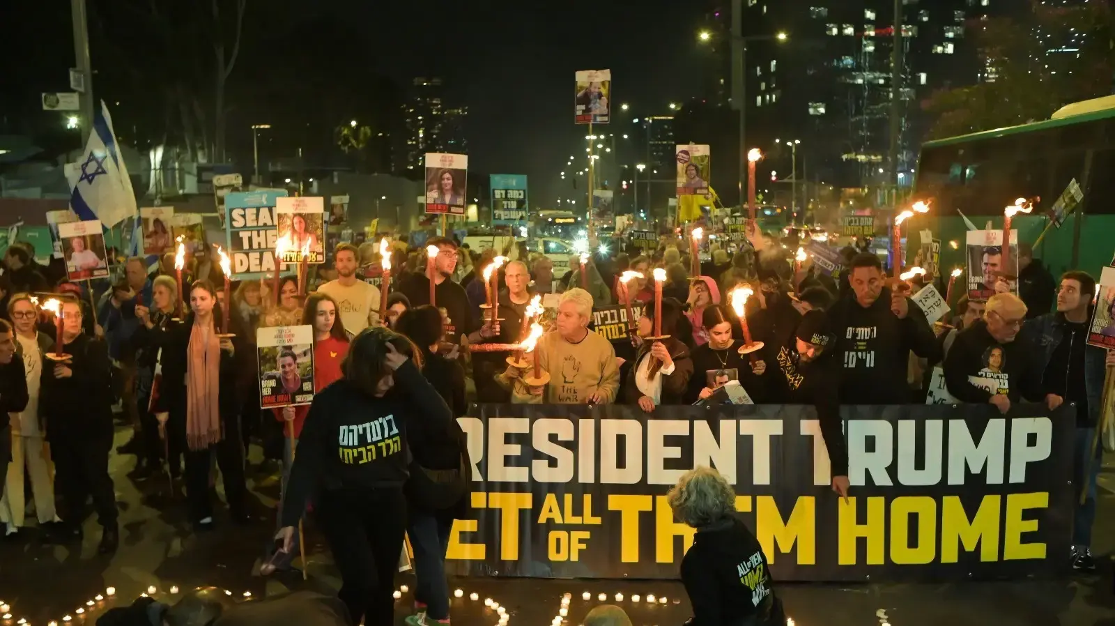 הפגנה משפחות החטופים בקריאה למימוש העסקה מיד, קפלן תל אביב, 16 בינואר 2025 הפגנה משפחות החטופים בקריאה למימוש העסקה מיד, קפלן תל אביב, 16 בינואר 2025
