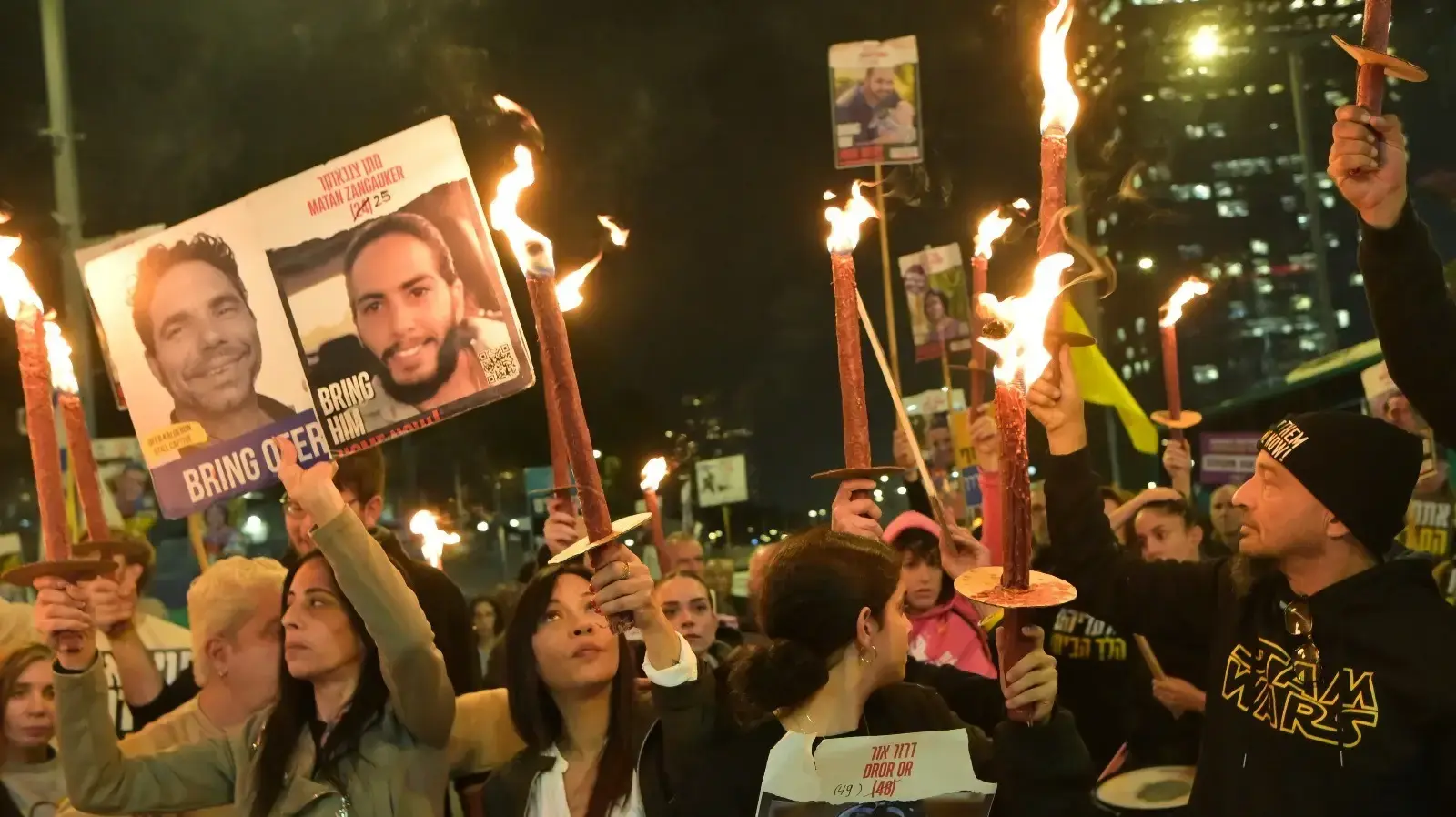 הפגנה משפחות החטופים בקריאה למימוש העסקה מיד, קפלן תל אביב, 16 בינואר 2025 הפגנה משפחות החטופים בקריאה למימוש העסקה מיד, קפלן תל אביב, 16 בינואר 2025