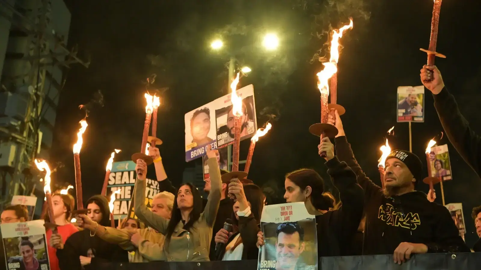 הפגנה משפחות החטופים בקריאה למימוש העסקה מיד, קפלן תל אביב, 16 בינואר 2025 הפגנה משפחות החטופים בקריאה למימוש העסקה מיד, קפלן תל אביב, 16 בינואר 2025