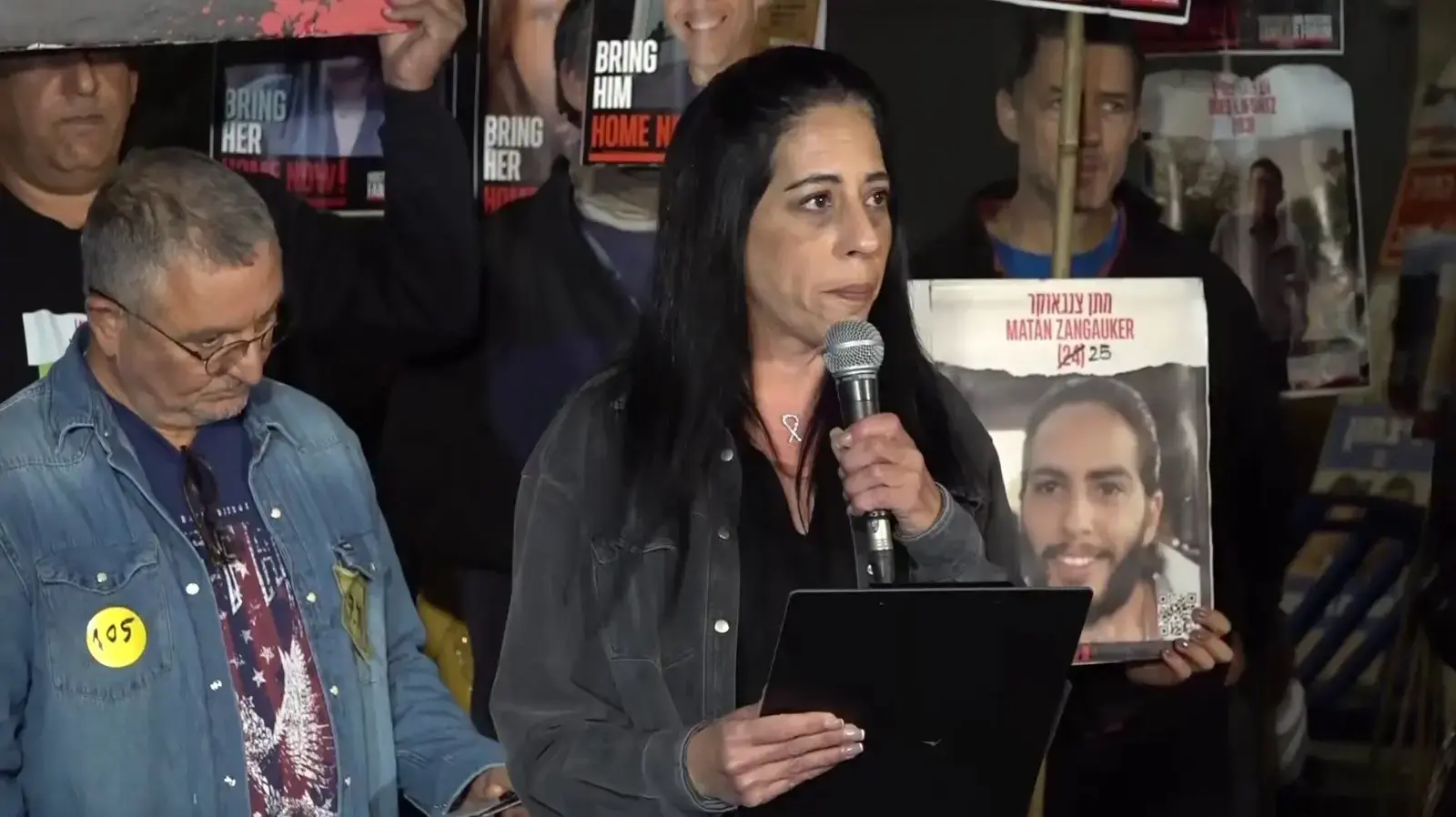 עינב צנגאוקר בהצהרה של משפחות חטופים שער רבין, הקריה, 18 בינואר 2025 עינב צנגאוקר בהצהרה של משפחות חטופים שער רבין, הקריה, 18 בינואר 2025