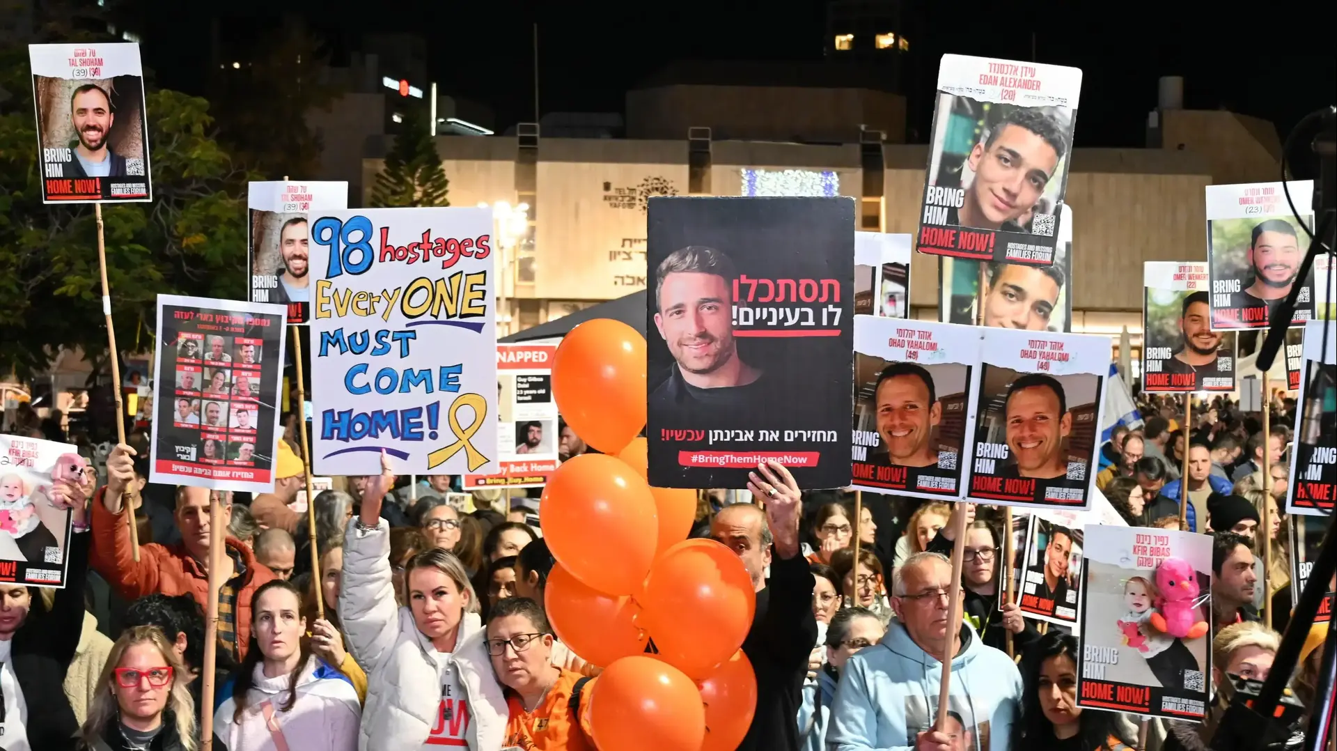 עצרת משפחות חטופים בכיכר בדרכם להפגנה קפלן, תל אביב, 18 בינואר 2025 עצרת משפחות חטופים בכיכר בדרכם להפגנה קפלן, תל אביב, 18 בינואר 2025