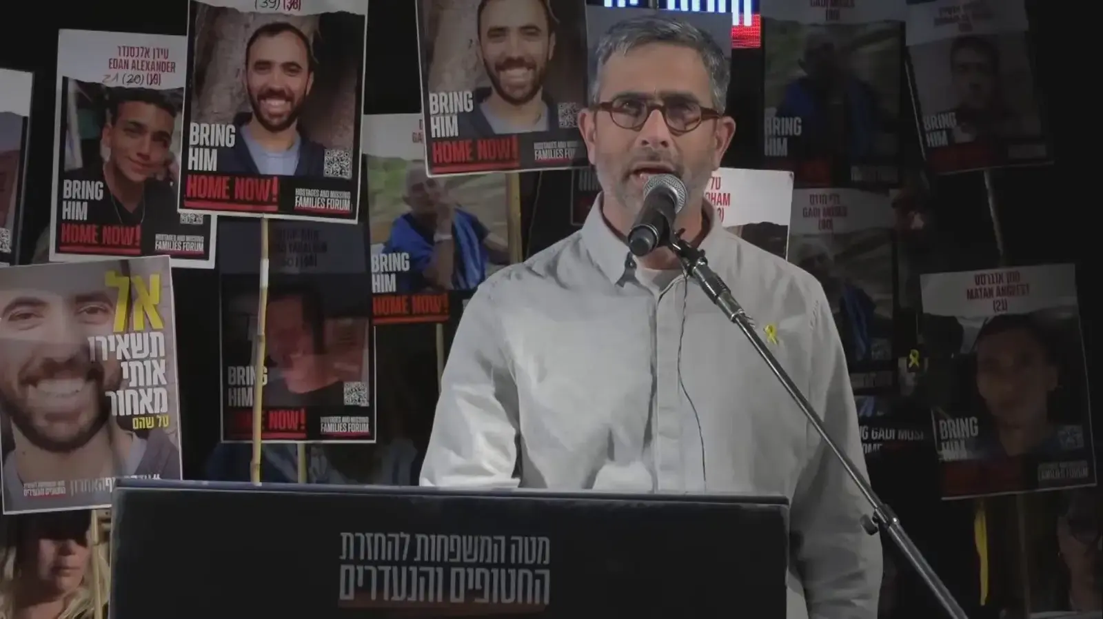 צבי זוסמן אביו של רס״ל במיל׳ בן זוסמן בעצרת משפחות חטופים בכיכר , תל אביב, 18 בינואר 2025 צבי זוסמן אביו של רס״ל במיל׳ בן זוסמן בעצרת משפחות חטופים בכיכר , תל אביב, 18 בינואר 2025