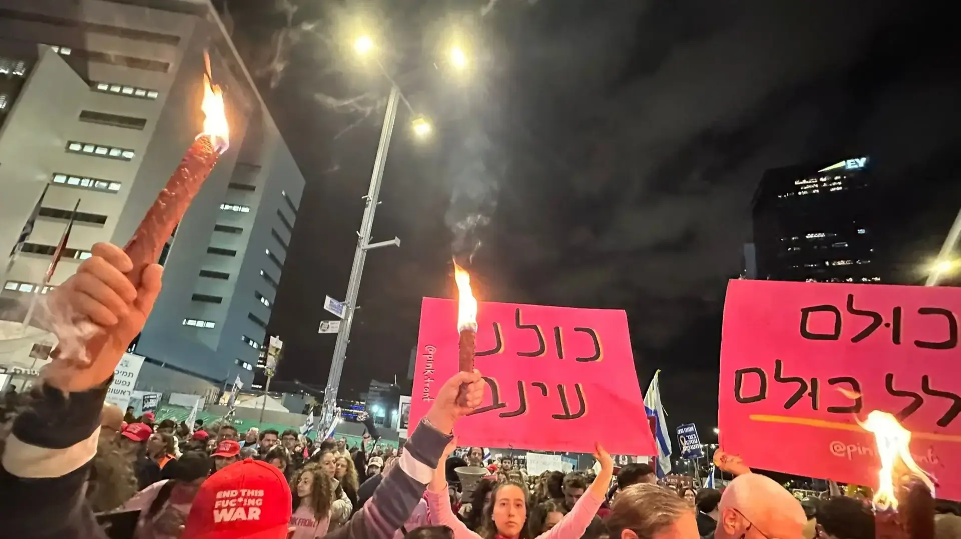 לפידים בעצרת משפחות חטופים בקפלן, 18 בינואר 2025 לפידים בעצרת משפחות חטופים בקפלן, 18 בינואר 2025