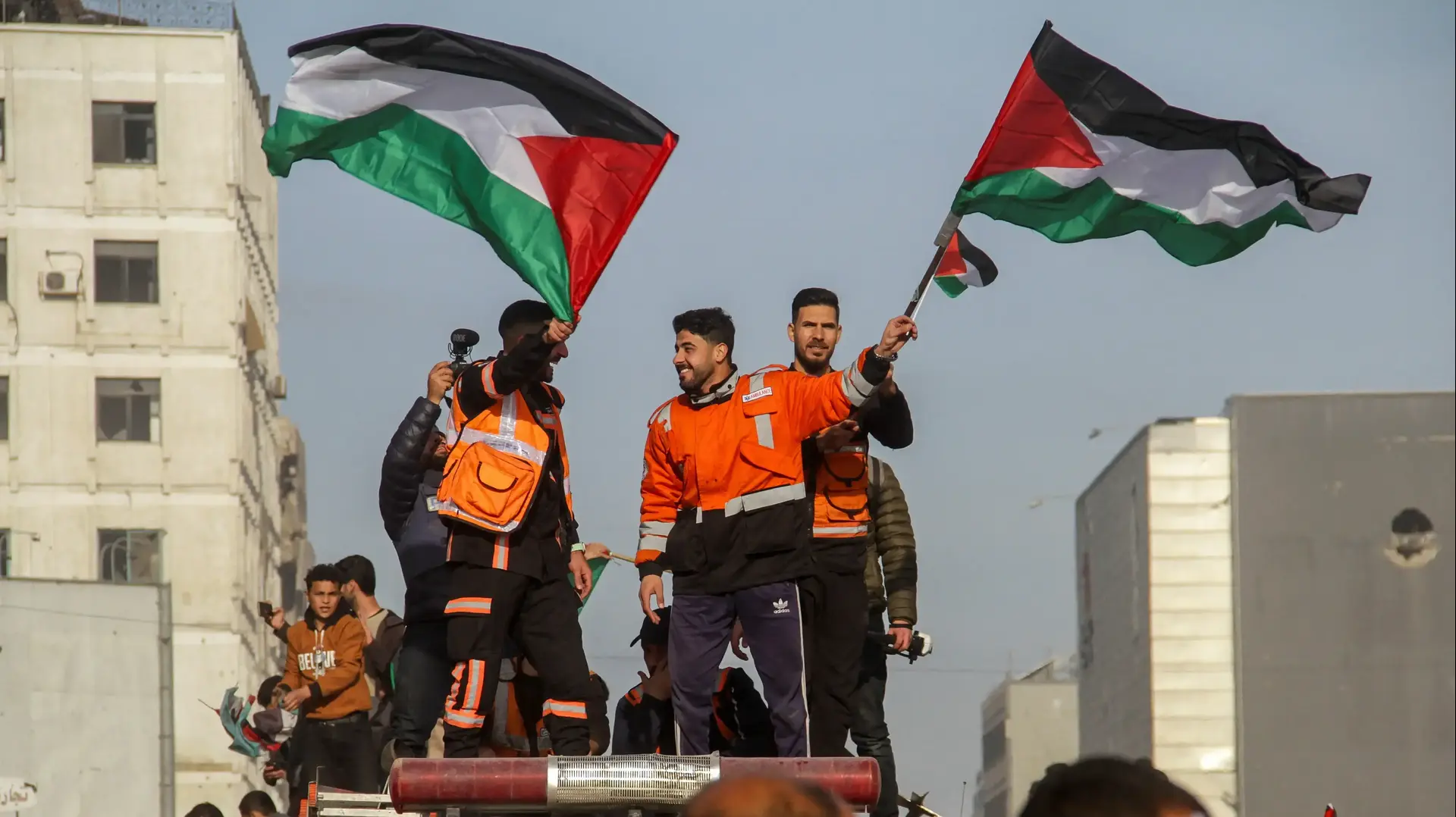חגיגות תושבי עזה המתחילים לחזור לצפון הרצועה, 19 בינואר 2025 חגיגות תושבי עזה המתחילים לחזור לצפון הרצועה, 19 בינואר 2025