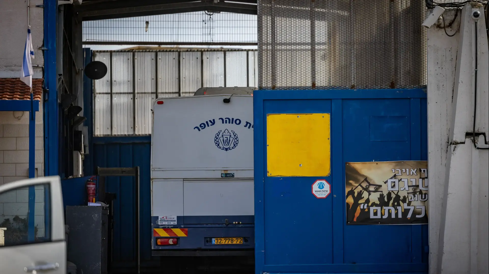 הכנות לקראת שחרור אסירים פלסטינים, כלא עופר, 19 בינואר 2025 הכנות לקראת שחרור אסירים פלסטינים, כלא עופר, 19 בינואר 2025