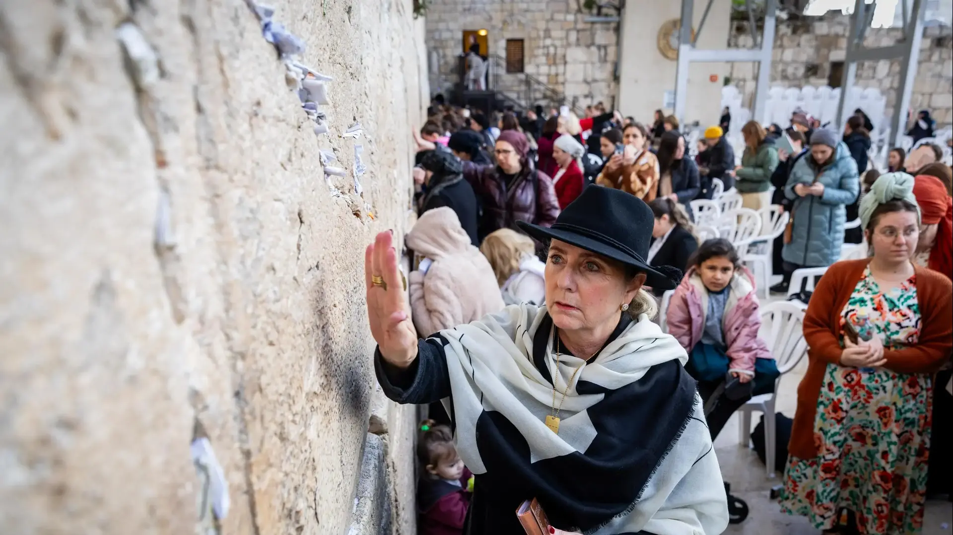 מיכל הרצוג רעיית נשיא המדינה מתפללת לשחרור החטופים בכותל המערבי, 19 בינואר 2025 מיכל הרצוג רעיית נשיא המדינה מתפללת לשחרור החטופים בכותל המערבי, 19 בינואר 2025