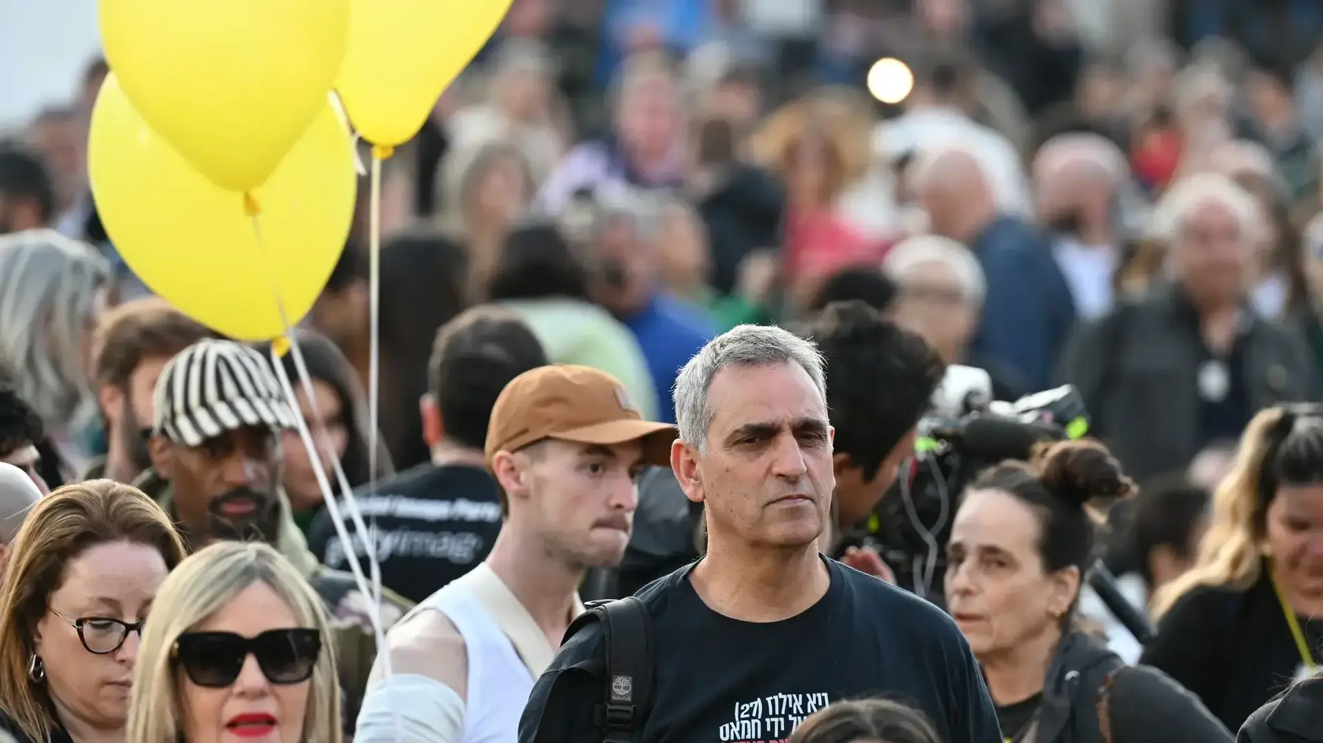 קהל מחכה לצפות בתמונות החטופות שבות, כיכר החטופים, 19 בינואר 2025 קהל מחכה לצפות בתמונות החטופות שבות, כיכר החטופים, 19 בינואר 2025