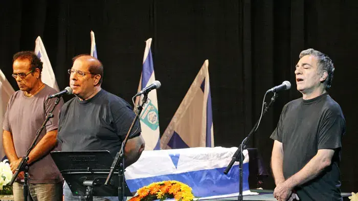 שייקה לוי גברי בנאי שרים בהלווית ישראל פולי פוליאקוב