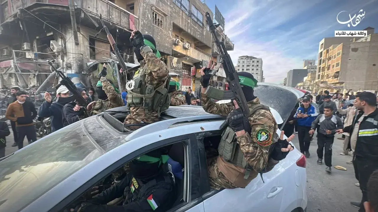 חמושי חמאס לקראת העברת 3 החטופות הישראליות, 19 בינואר 2025 חמושי חמאס לקראת העברת 3 החטופות הישראליות, 19 בינואר 2025