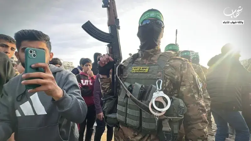 חמושי חמאס לקראת העברת 3 החטופות הישראליות, 19 בינואר 2025 חמושי חמאס לקראת העברת 3 החטופות הישראליות, 19 בינואר 2025