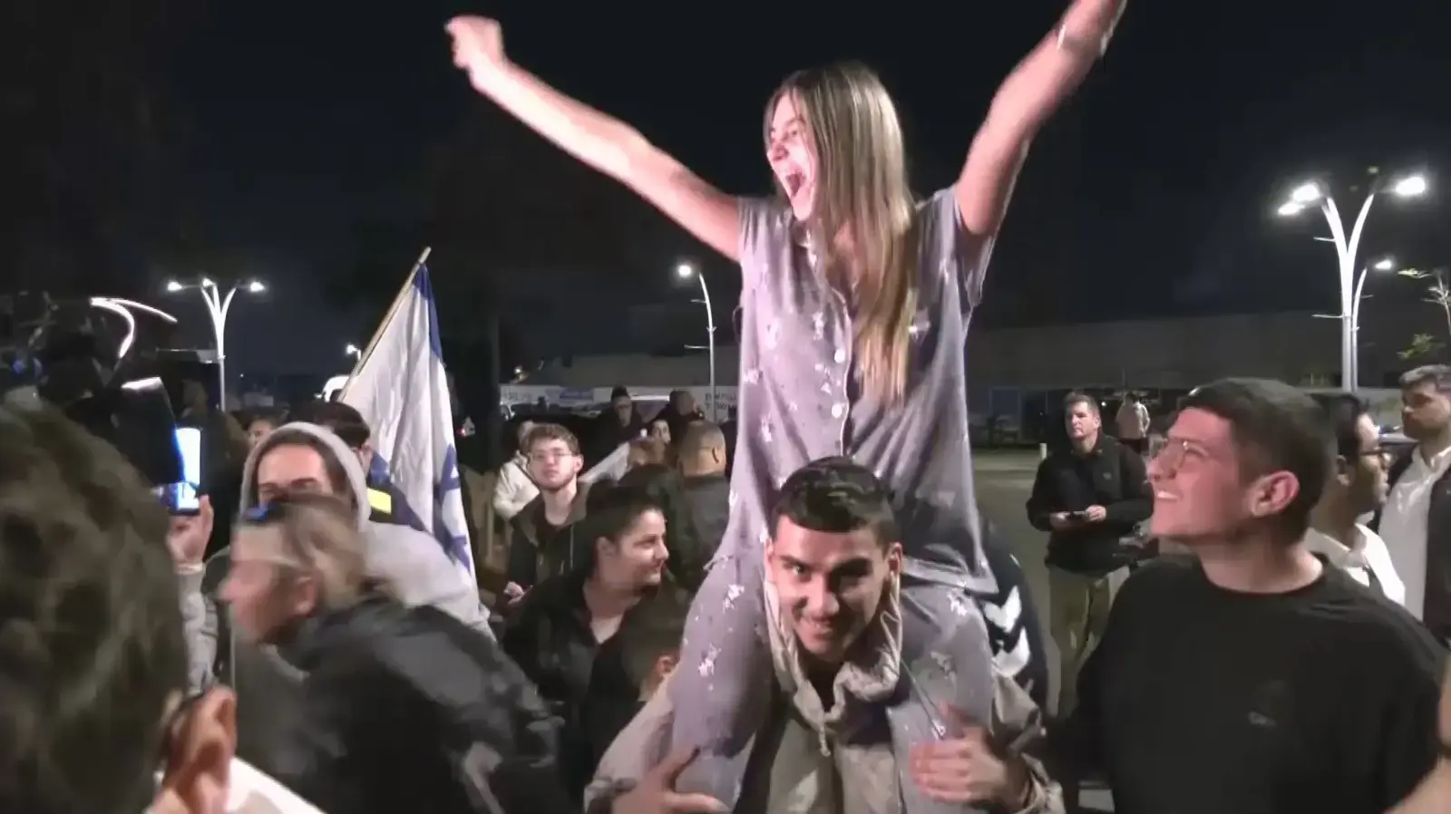 חגיגות מחוץ למנחת בתל השומר, 19 בינואר 2025 חגיגות מחוץ למנחת בתל השומר, 19 בינואר 2025
