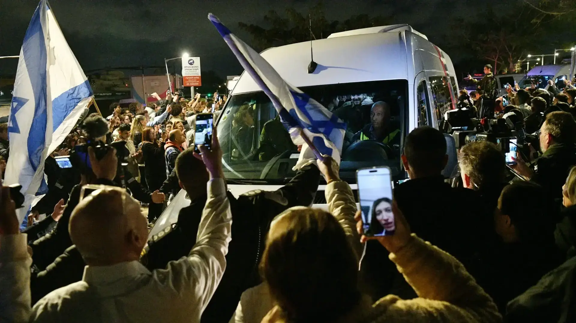 העברת אמילי דמארי, רומי גונן, דורון שטיינברכר, לאחר נחיתת המסוק, מנחת שיבא, 19 בינואר 2025 העברת אמילי דמארי, רומי גונן, דורון שטיינברכר, לאחר נחיתת המסוק, מנחת שיבא, 19 בינואר 2025