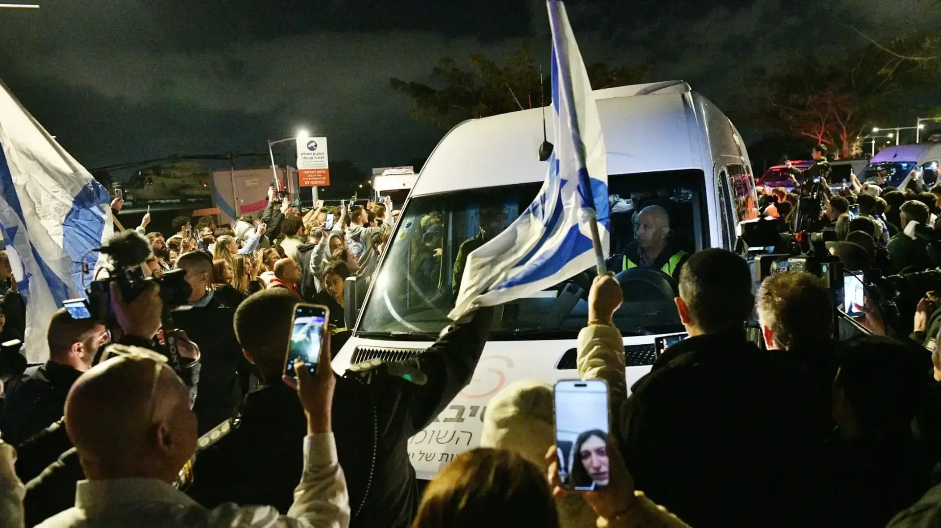 העברת אמילי דמארי, רומי גונן, דורון שטיינברכר, לאחר נחיתת המסוק, מנחת שיבא, 19 בינואר 2025 העברת אמילי דמארי, רומי גונן, דורון שטיינברכר, לאחר נחיתת המסוק, מנחת שיבא, 19 בינואר 2025