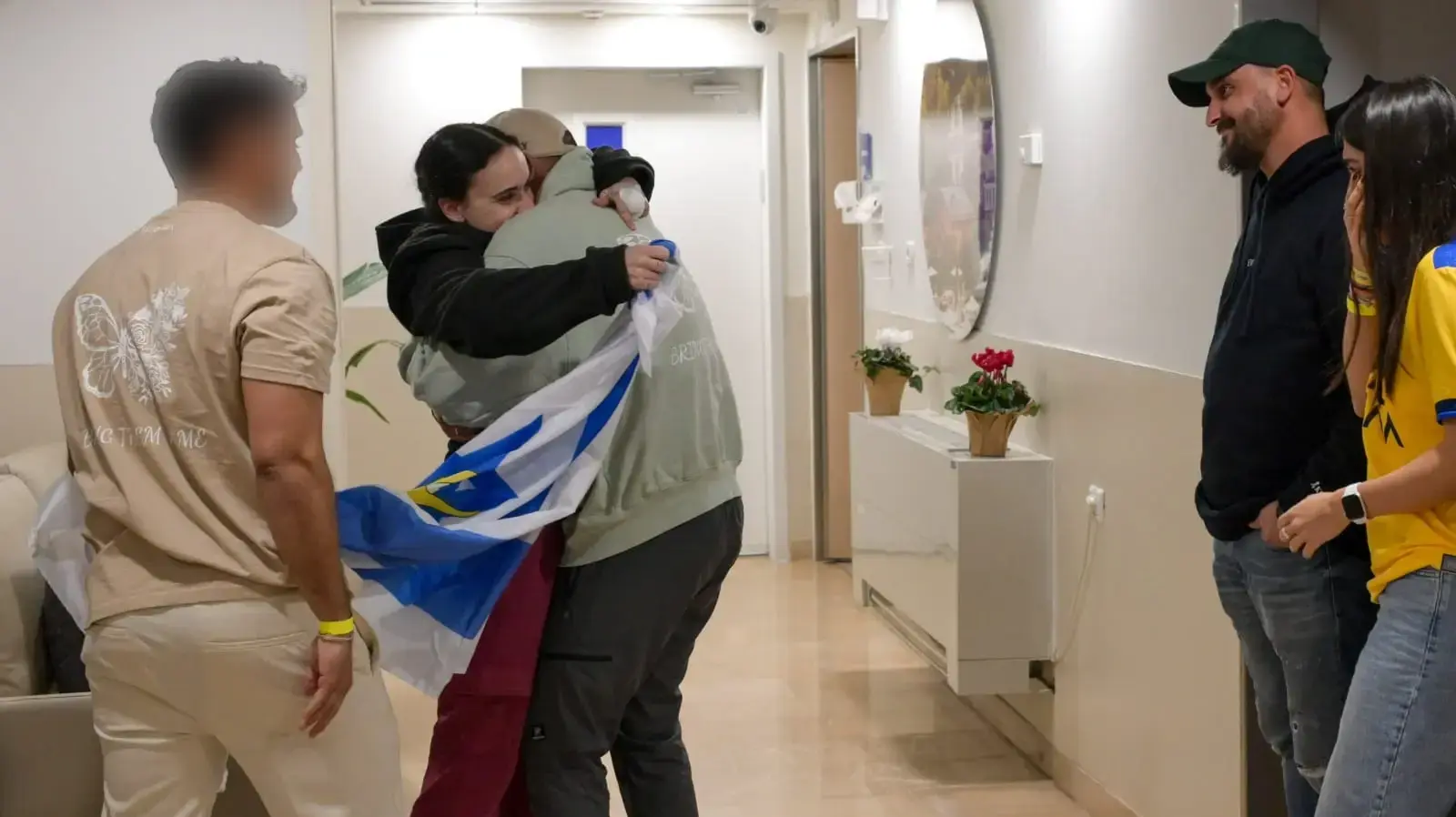 אמילי דמארי, בפגישה עם בני משפחתה, שיבא, 19 בינואר 2025 אמילי דמארי, בפגישה עם בני משפחתה, שיבא, 19 בינואר 2025