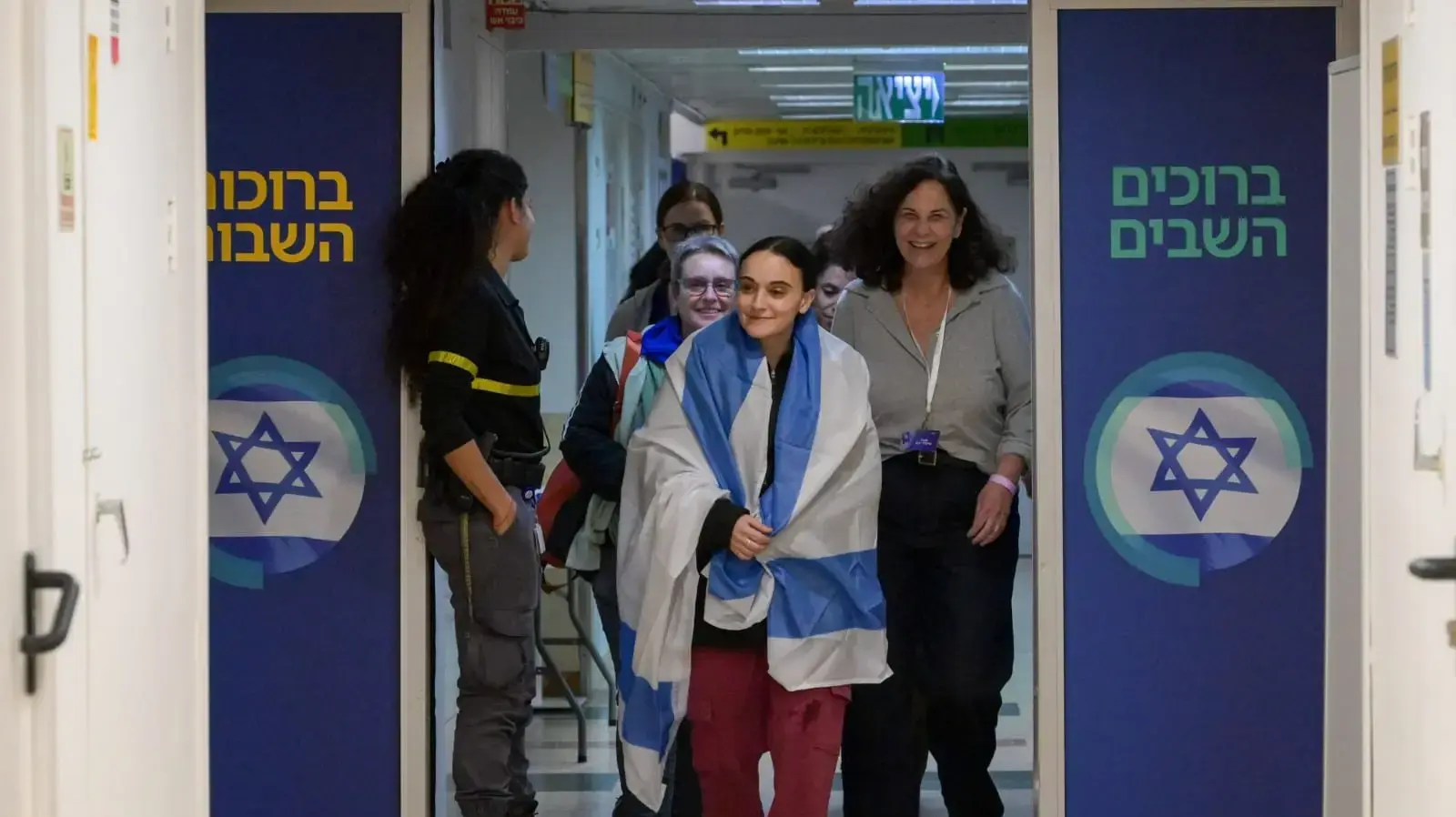 אמילי דמארי עם דגל ישראל, בפגישה עם בני משפחתה, שיבא, 19 בינואר 2025 אמילי דמארי עם דגל ישראל, בפגישה עם בני משפחתה, שיבא, 19 בינואר 2025