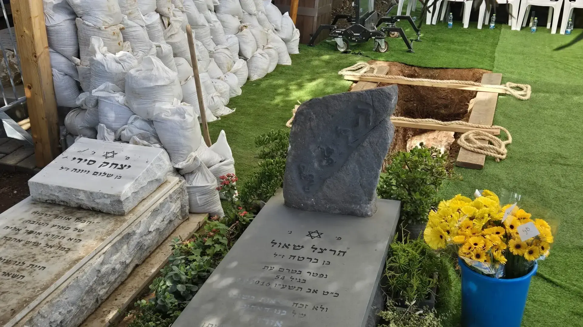חלקת הקבר של אורון שאול סמוך לאביו הרצל שנפטר ב-2016, פוריה עלית חלקת הקבר של אורון שאול סמוך לאביו הרצל שנפטר ב-2016, פוריה עלית
