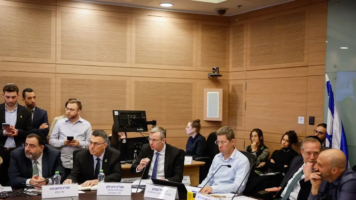 יריב לוין וגדעון סער בהצגת מתווה סער לוין על בדיון ראשון של וועדת החוקה, הכנסת , 21 בינואר 2025
