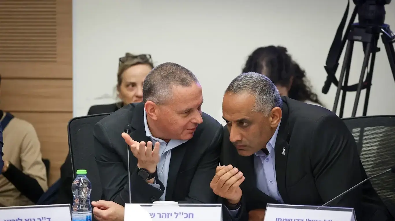 דדי שמחי ויזהר שי בהצגת מתווה סער לוין על בדיון ראשון של וועדת החוקה, הכנסת , 21 בינואר 2025 דדי שמחי ויזהר שי בהצגת מתווה סער לוין על בדיון ראשון של וועדת החוקה, הכנסת , 21 בינואר 2025
