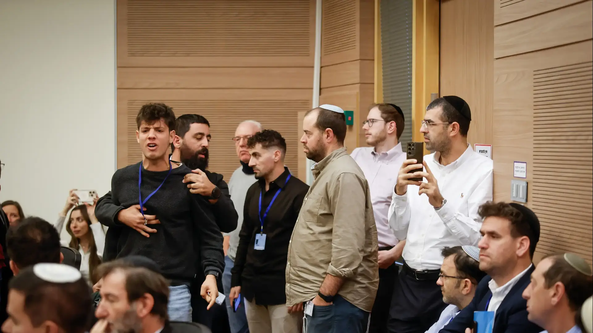 הוצאת לוחם שהפריע לחכ ינון אזולאי בדיון בוועדת חוץ וביטחון בדיון המשך על עקרונות חוק הגיוס. הכנסת , 21 בינואר 2025 הוצאת לוחם שהפריע לחכ ינון אזולאי בדיון בוועדת חוץ וביטחון בדיון המשך על עקרונות חוק הגיוס. הכנסת , 21 בינואר 2025