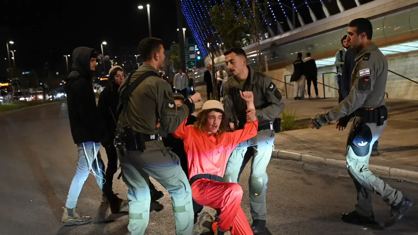 פעילי ימין חוסמים את הכניסה לירושלים במחאה בעקבות אירוע ירי של שוטר בשומרון