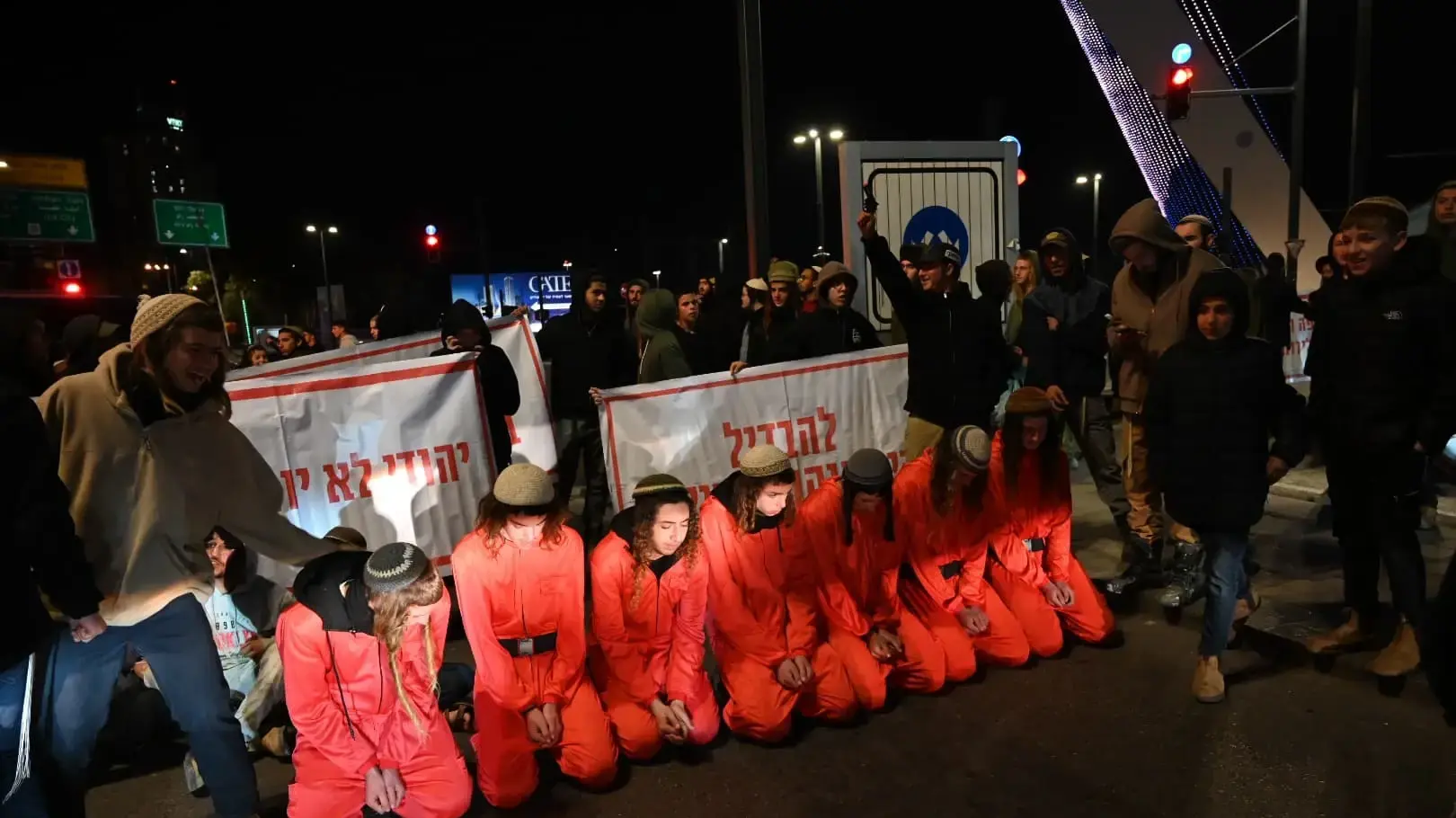 פעילי ימין חוסמים את הכניסה לירושלים במחאה בעקבות אירוע ירי של שוטר בשומרון פעילי ימין חוסמים את הכניסה לירושלים במחאה בעקבות אירוע ירי של שוטר בשומרון