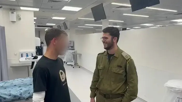 סרן א׳ שפעל  לנטרול המחבל בזירת הפיגוע בנחלת בנימין עם קצין הנפגעים, בי"ח איכילוב 22 בינואר 2025