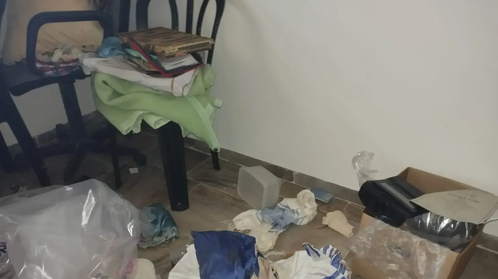 דירתה של שרה, אלמנה בת 78 מרמת גן , אשר שני אנשים שדדו אותה לאחר שהתחזו לעובדי עיירה ונכנסו לדירתה דירתה של שרה, אלמנה בת 78 מרמת גן , אשר שני אנשים שדדו אותה לאחר שהתחזו לעובדי עיירה ונכנסו לדירתה