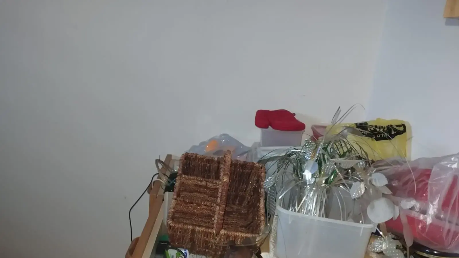 דירתה של שרה, אלמנה בת 78 מרמת גן , אשר שני אנשים שדדו אותה לאחר שהתחזו לעובדי עיירה ונכנסו לדירתה דירתה של שרה, אלמנה בת 78 מרמת גן , אשר שני אנשים שדדו אותה לאחר שהתחזו לעובדי עיירה ונכנסו לדירתה