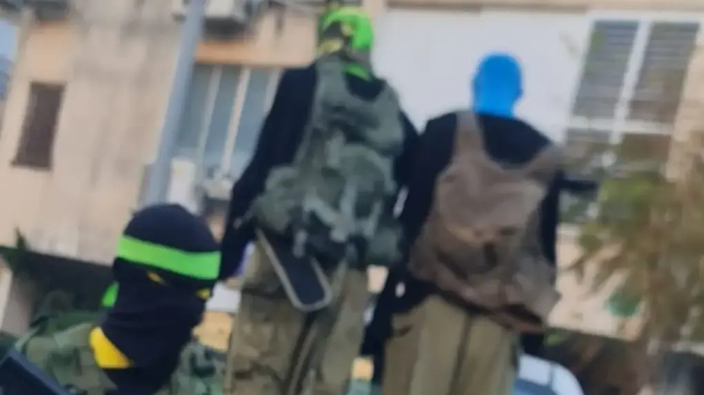 מיצג בדמות מחבלים על גבי טנדר ,כפר סבא, ינואר 2025 מיצג בדמות מחבלים על גבי טנדר ,כפר סבא, ינואר 2025