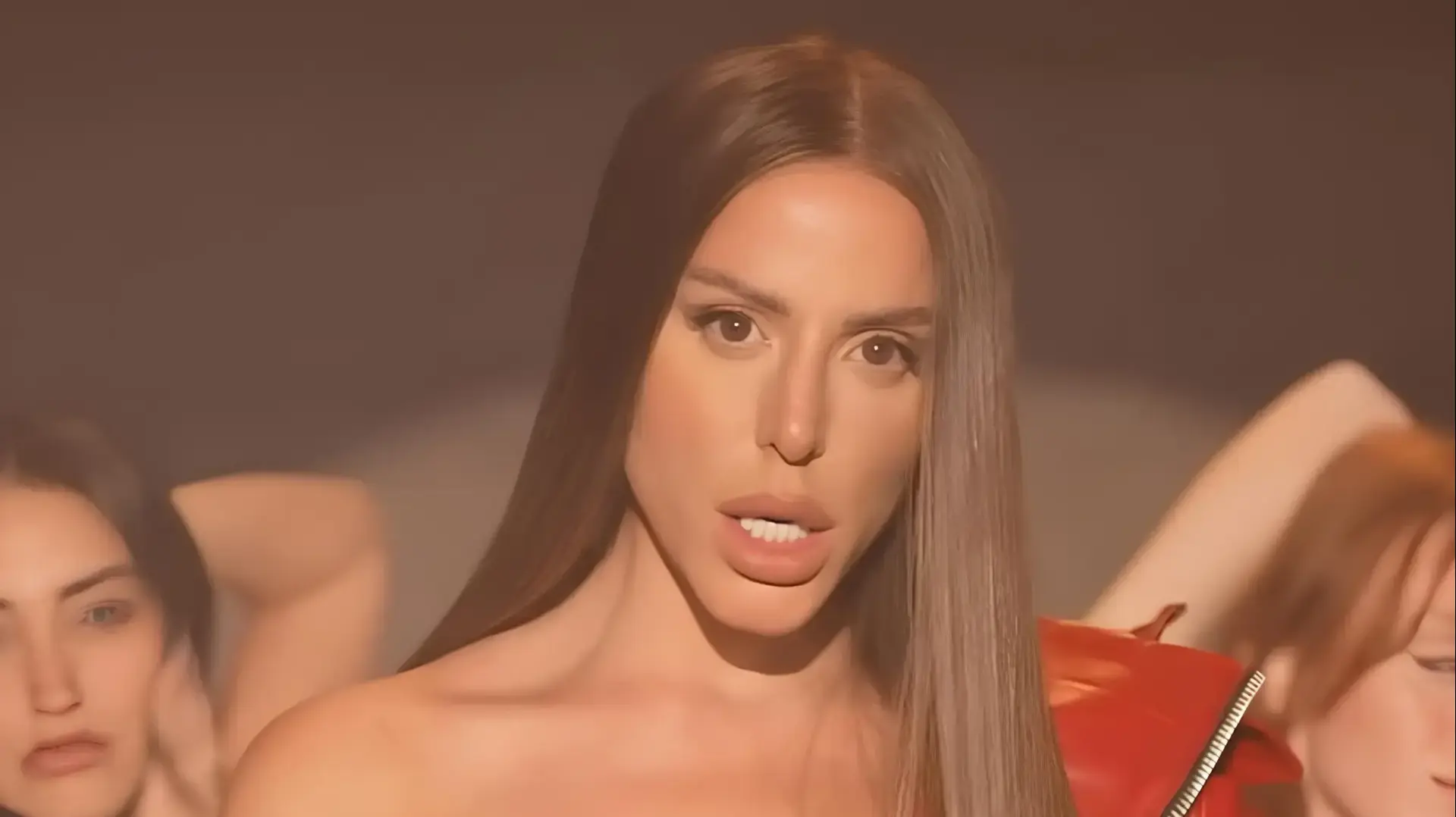 נסרין קדרי מתוך הקליפ לשיר "לא לפנות אליי" נסרין קדרי מתוך הקליפ לשיר "לא לפנות אליי"