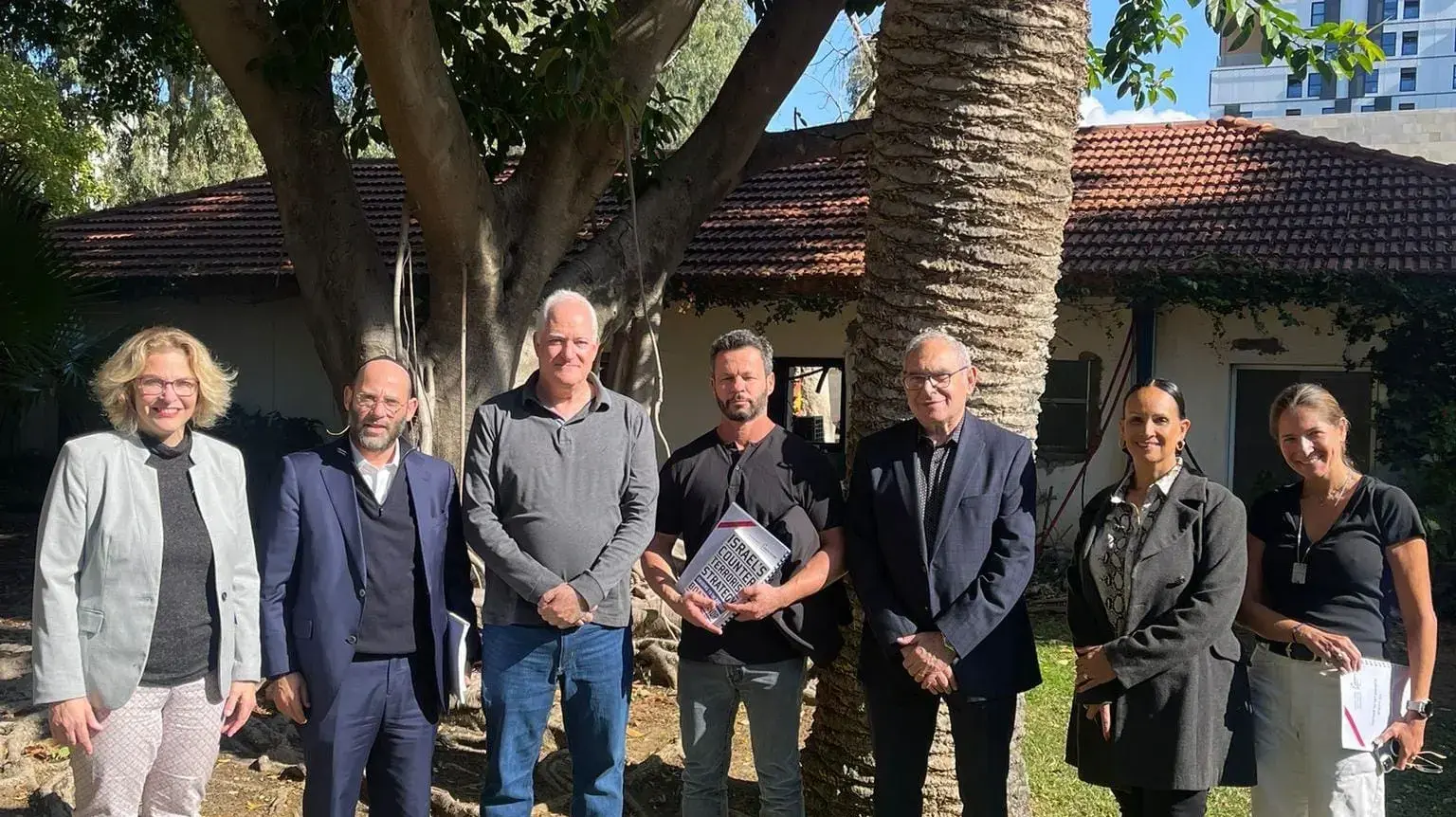 התורם עם אנשי האוניברסיטה התורם עם אנשי האוניברסיטה