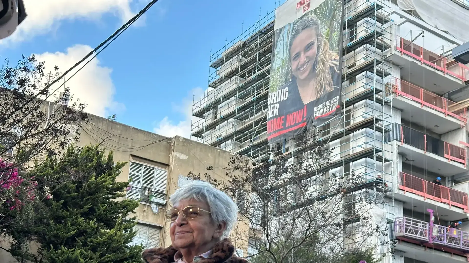 דבורה, סבתא של רומי גונן, בטקס הסרת השלט ברחוב פנקס תל אביב, 23 בינואר 2025