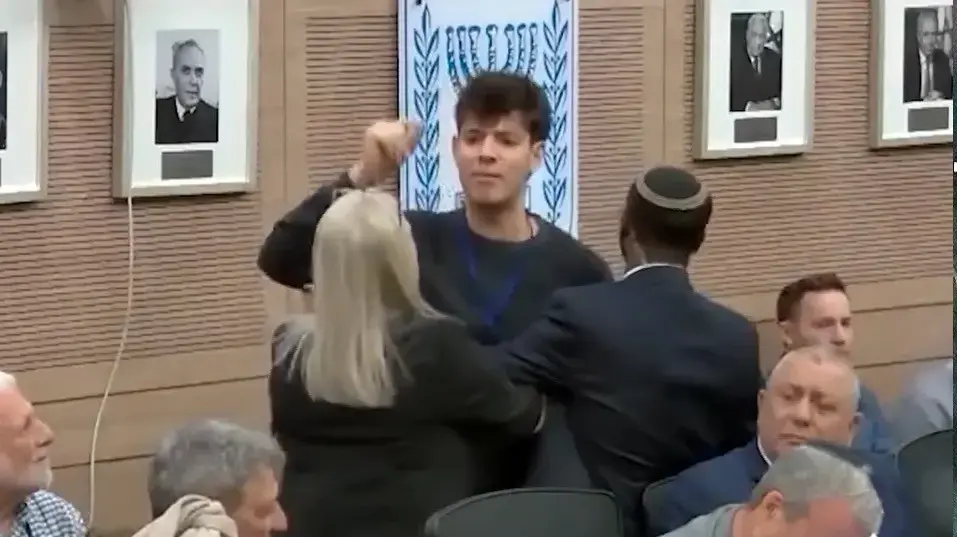 יונתן שלו, לוחם ביחידת מגלן וממקימי תנועת "כתף אל כתף" שקוראת לגיוס שוויוני, מגורש מועדה בכנסת יונתן שלו, לוחם ביחידת מגלן וממקימי תנועת "כתף אל כתף" שקוראת לגיוס שוויוני, מגורש מועדה בכנסת