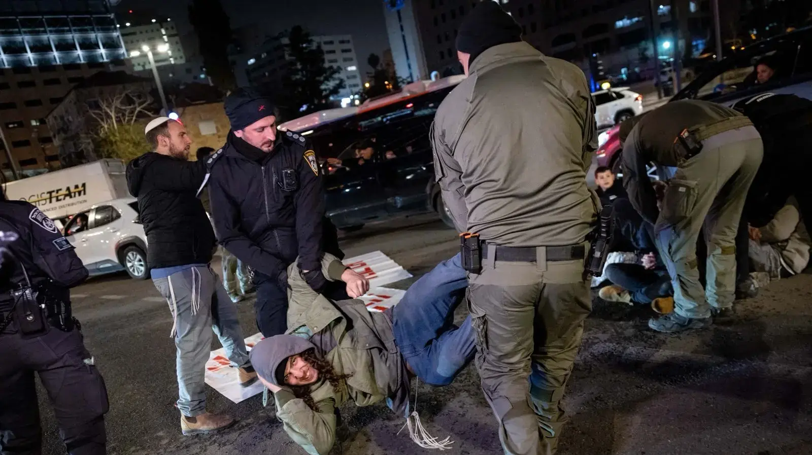 פעילי ימין חוסמים את הכניסה לירושלים במחאה על הירי במתנחל בשומרון