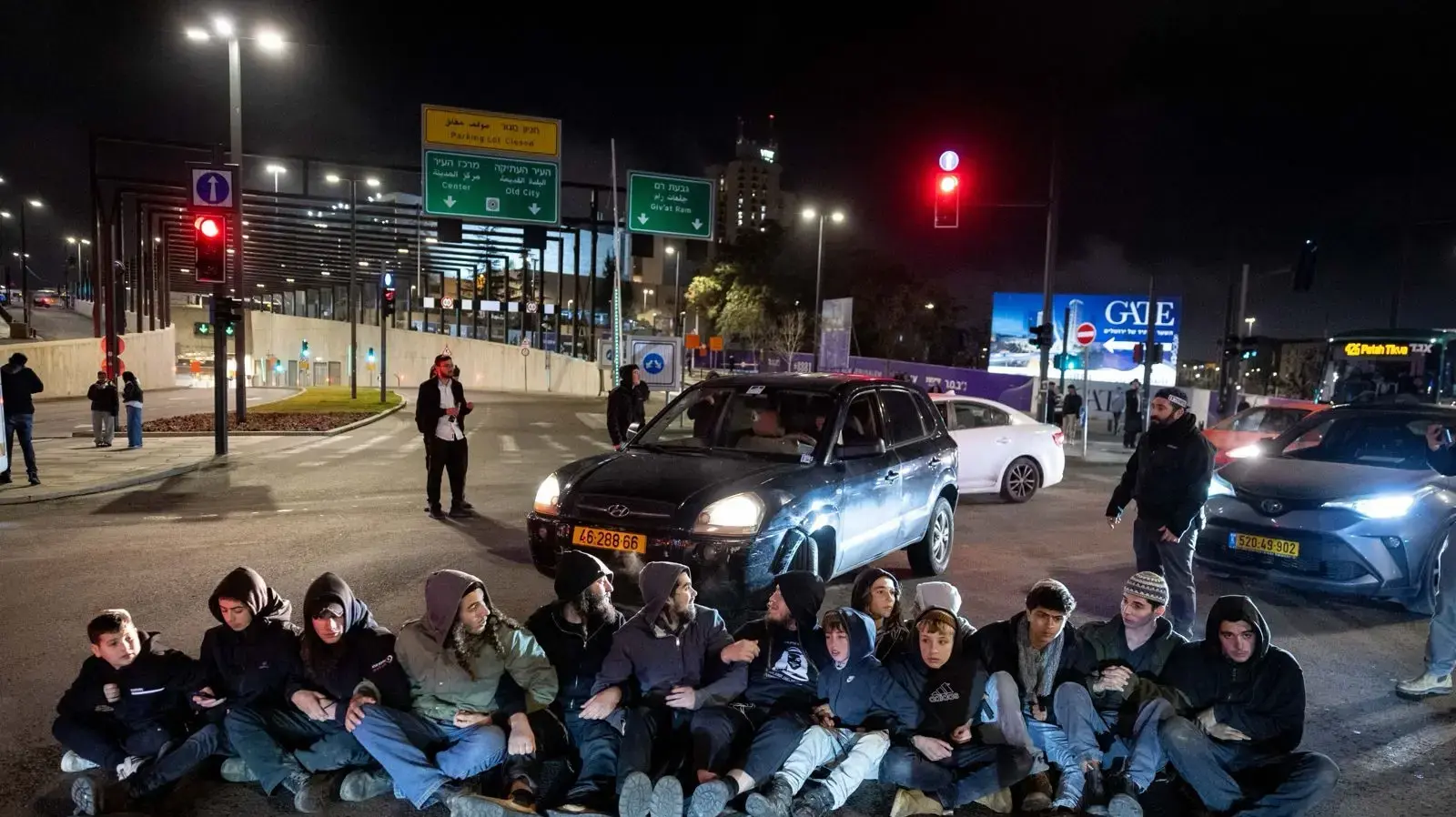 פעילי ימין חוסמים את הכניסה לירושלים במחאה על הירי במתנחל בשומרון