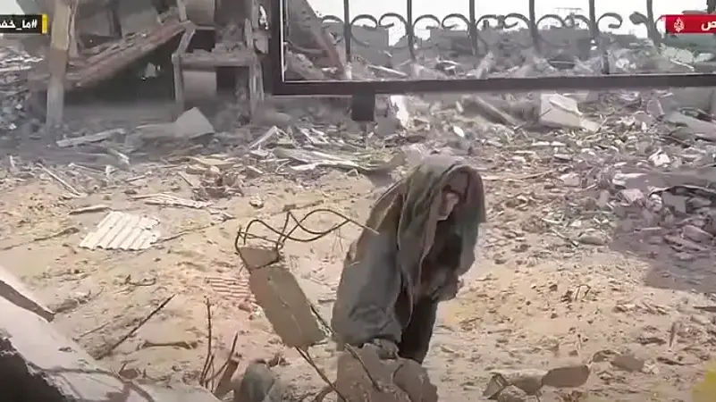 תיעוד של יחיא סינוואר מתהלך בין הריסות רפיח מתוך תוכנית התחקירים של אל ג'זירה תיעוד של יחיא סינוואר מתהלך בין הריסות רפיח מתוך תוכנית התחקירים של אל ג'זירה