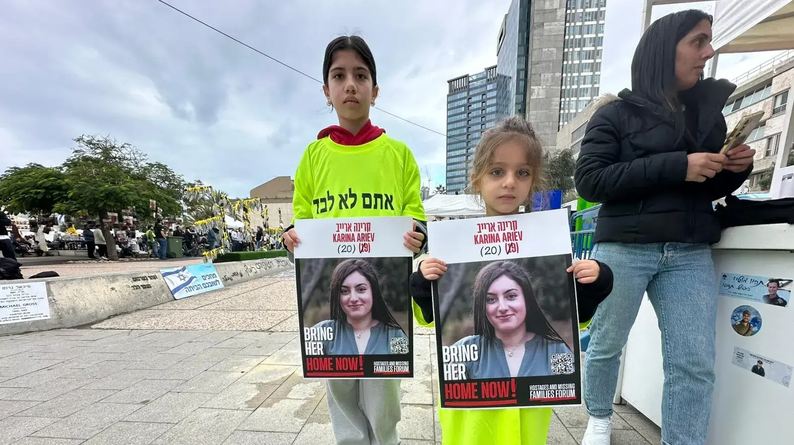 המונים מחכים לחטופות בכיכר החטופים המונים מחכים לחטופות בכיכר החטופים