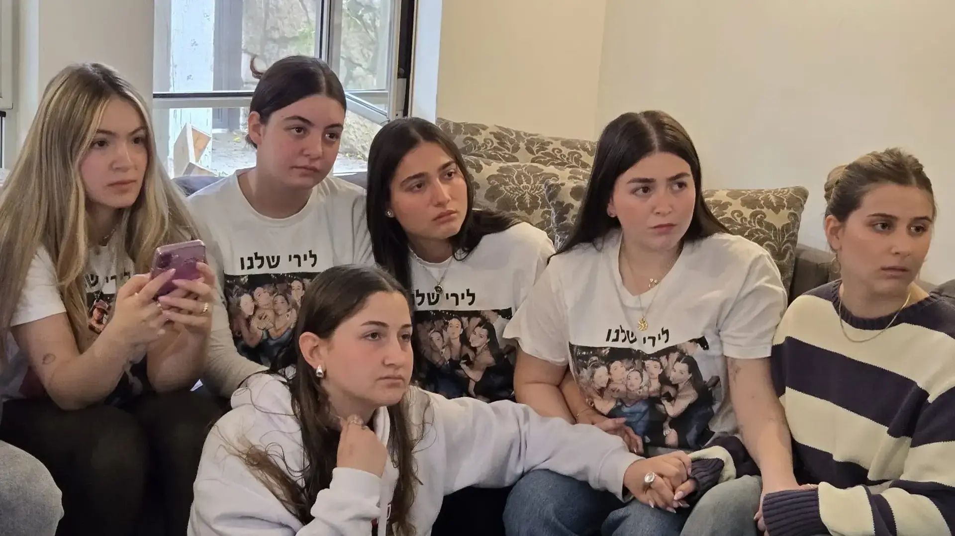 טל, אליה, אגם, נועם,חברותיה הקרובות של לירי אלבג ממתינות לחזרתה הביתה, 25 בינואר 2025 טל, אליה, אגם, נועם,חברותיה הקרובות של לירי אלבג ממתינות לחזרתה הביתה, 25 בינואר 2025