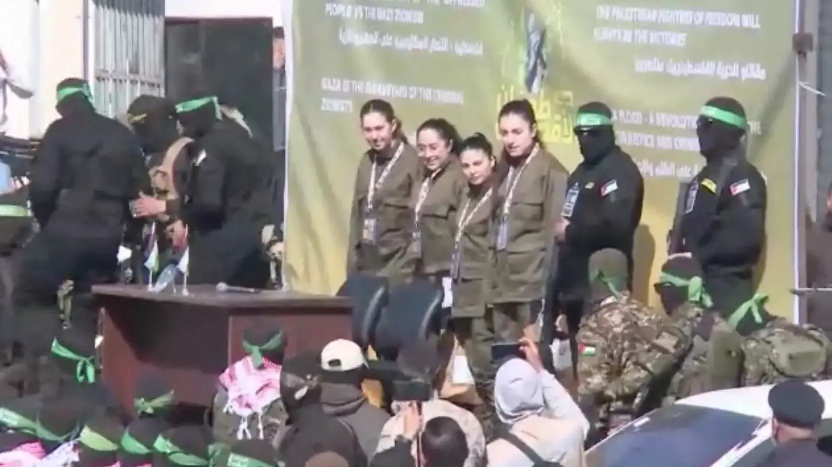 החטופות נעמה לוי, לירי אלבג, דניאלה גלבוע וקרינה ארייב מוצגות על במה בכיכר פלסטין לפני שחרוון החטופות נעמה לוי, לירי אלבג, דניאלה גלבוע וקרינה ארייב מוצגות על במה בכיכר פלסטין לפני שחרוון