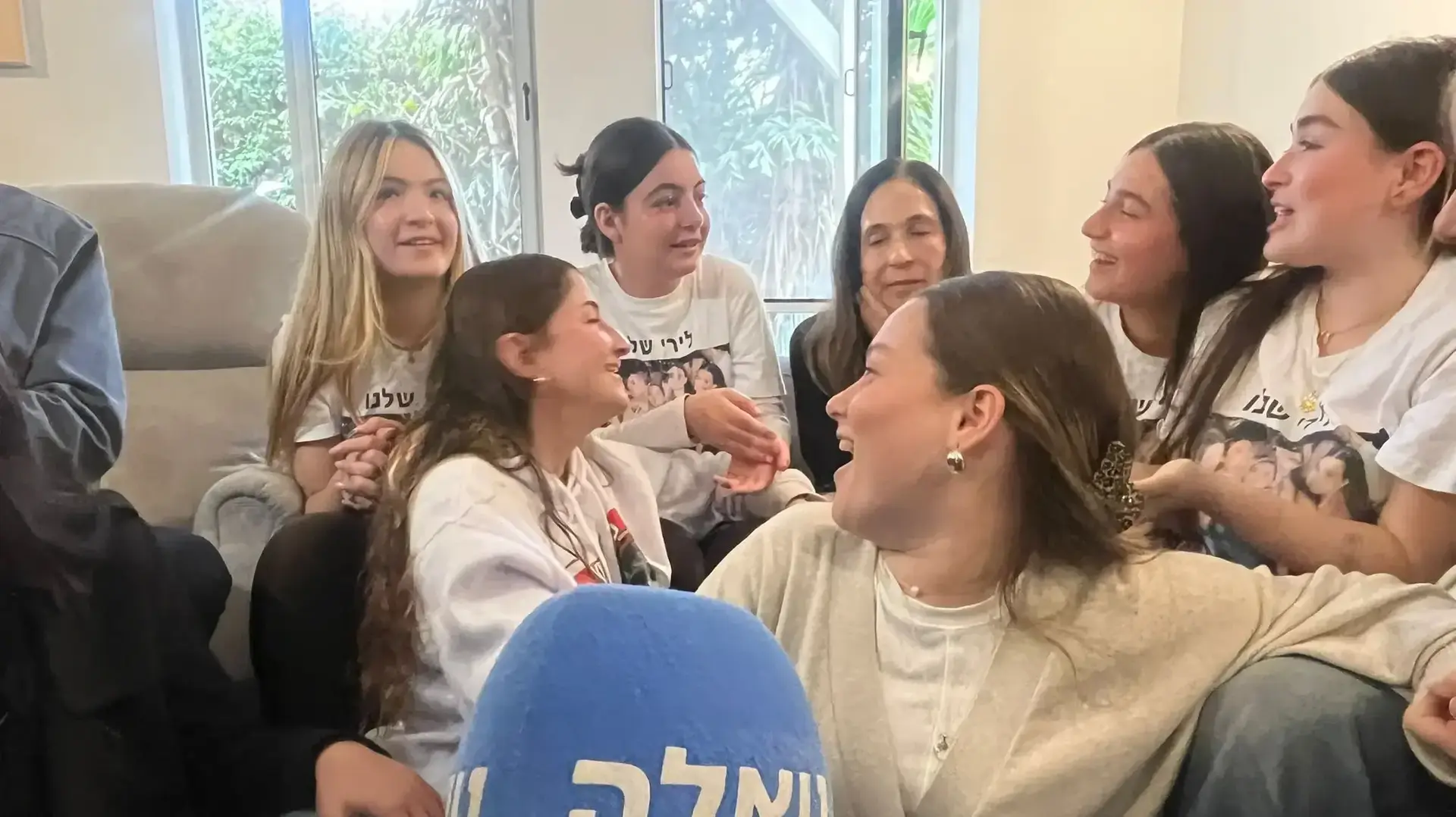 טל, אליה, אגם, נועם,חברותיה הקרובות של לירי אלבג ממתינות לחזרתה הביתה, 25 בינואר 2025 טל, אליה, אגם, נועם,חברותיה הקרובות של לירי אלבג ממתינות לחזרתה הביתה, 25 בינואר 2025