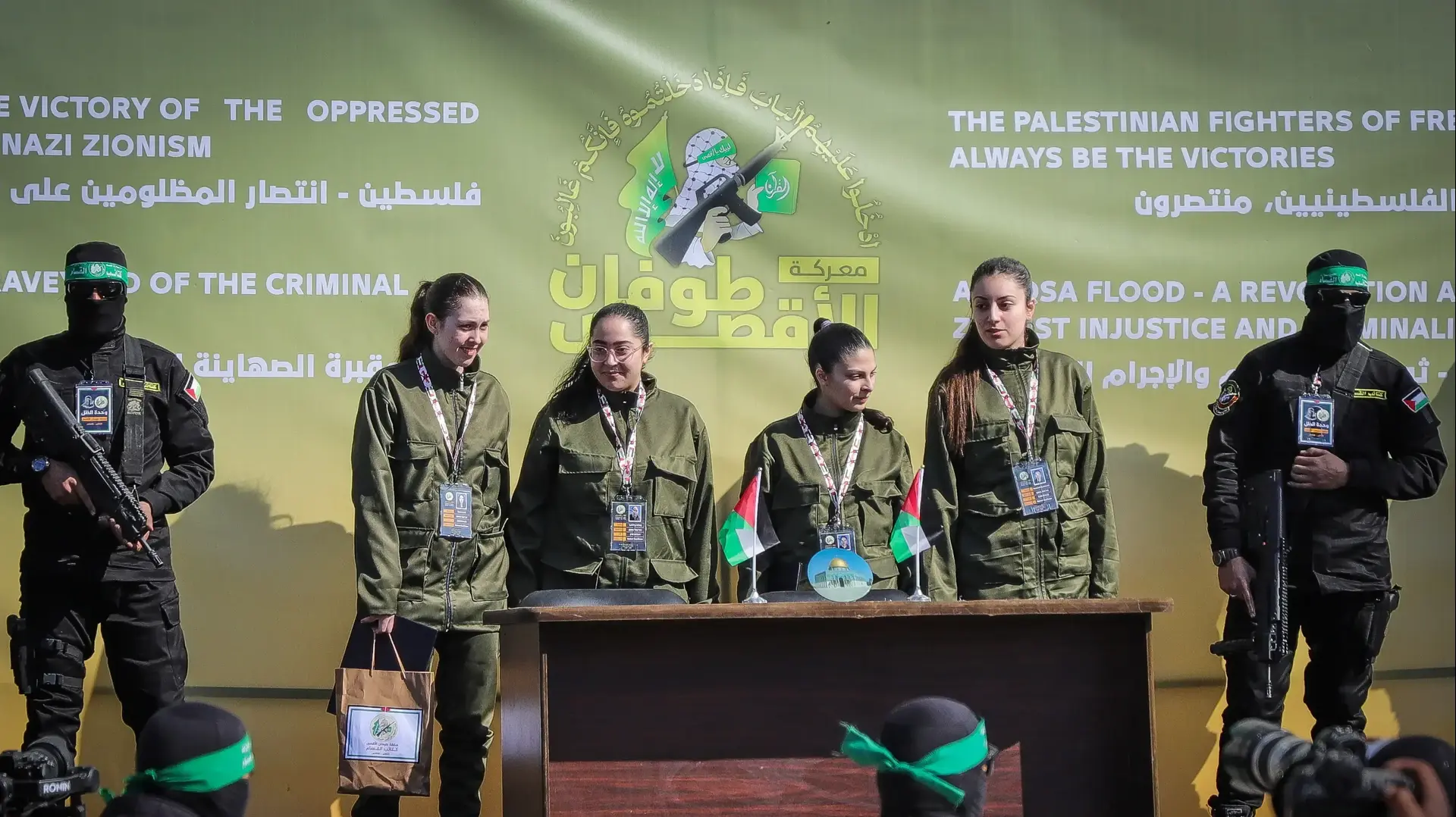לירי אלבג, קרינה ארייב, דניאלה גלבוע ונעמה לוי מועברות מידי חמאס לידי הצלב האדום. לירי אלבג, קרינה ארייב, דניאלה גלבוע ונעמה לוי מועברות מידי חמאס לידי הצלב האדום.