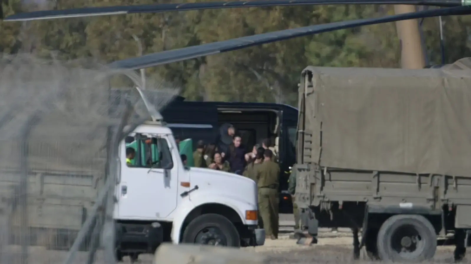 החטופות שבות ארצה ועולות על המסוק בדרכן לבלינסיון. 25 בינואר 2025 החטופות שבות ארצה ועולות על המסוק בדרכן לבלינסיון. 25 בינואר 2025