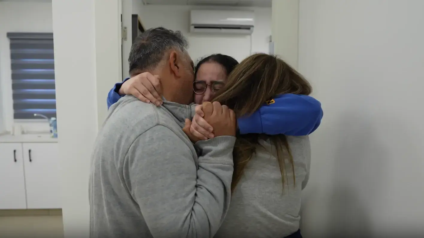לירי אלבג מתאחדת עם משפחתה, 25 בינואר 2025 לירי אלבג מתאחדת עם משפחתה, 25 בינואר 2025