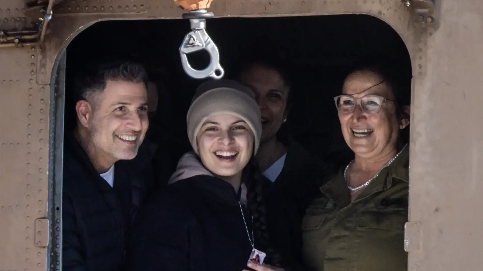 דניאלה גלבוע מנופפת מהמסוק דניאלה גלבוע מנופפת מהמסוק